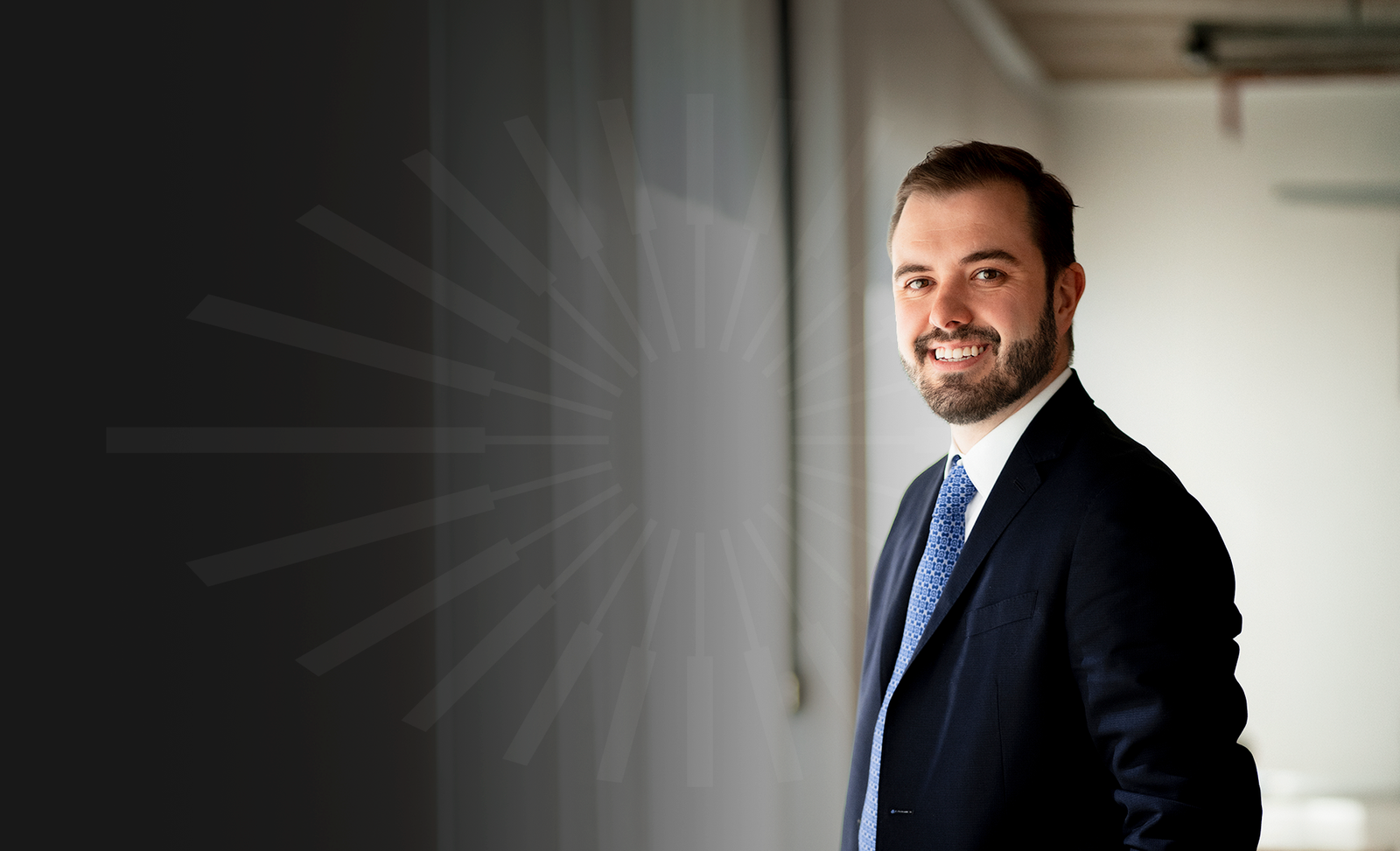 Dr. Ricardo Ducci sorrindo, de terno azul-marinho